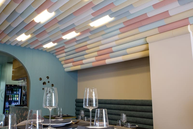 Paneles acústicos decorativos dentro de un hotel