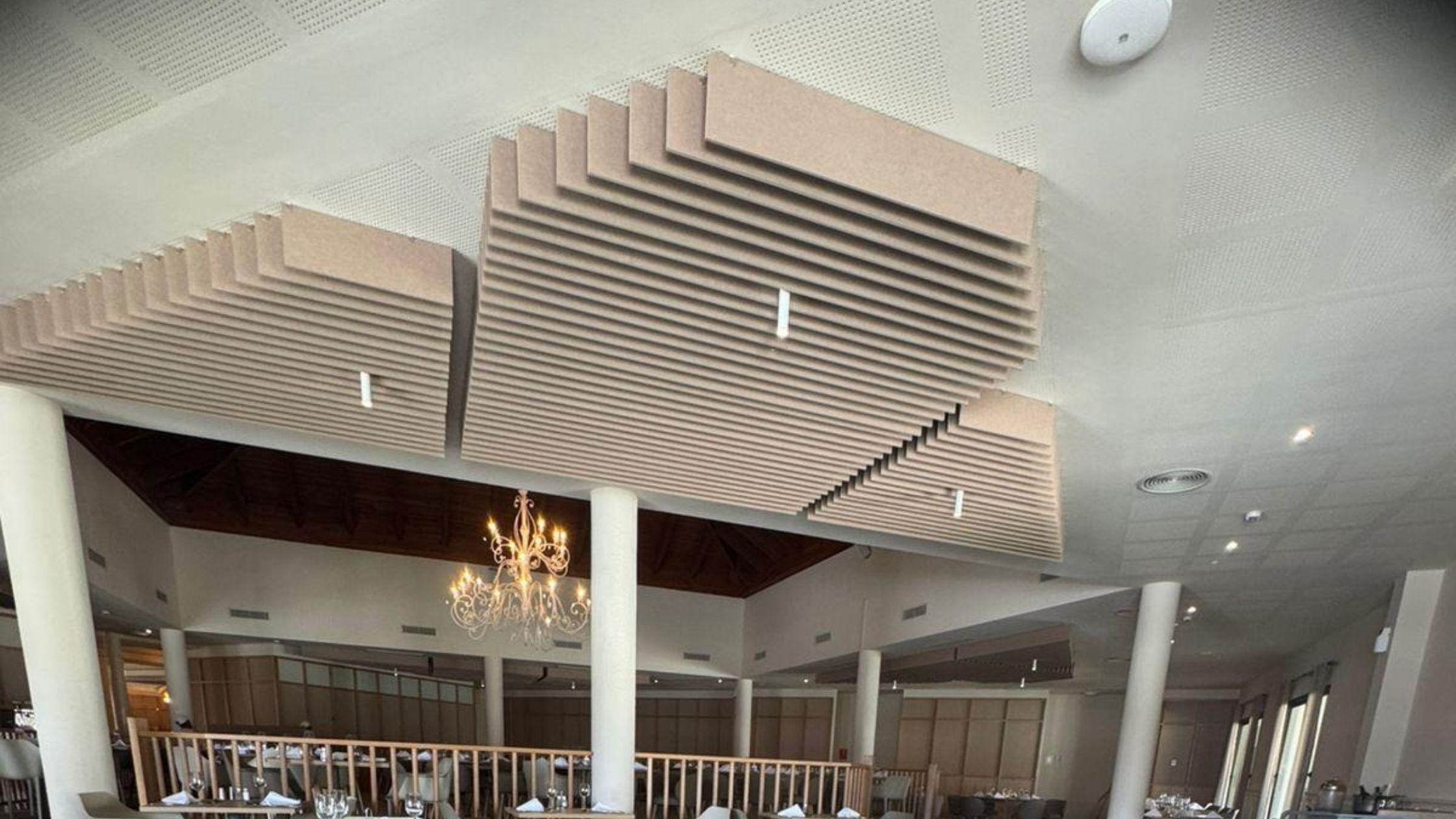 Aislamiento hotel con panales de techo decorativos