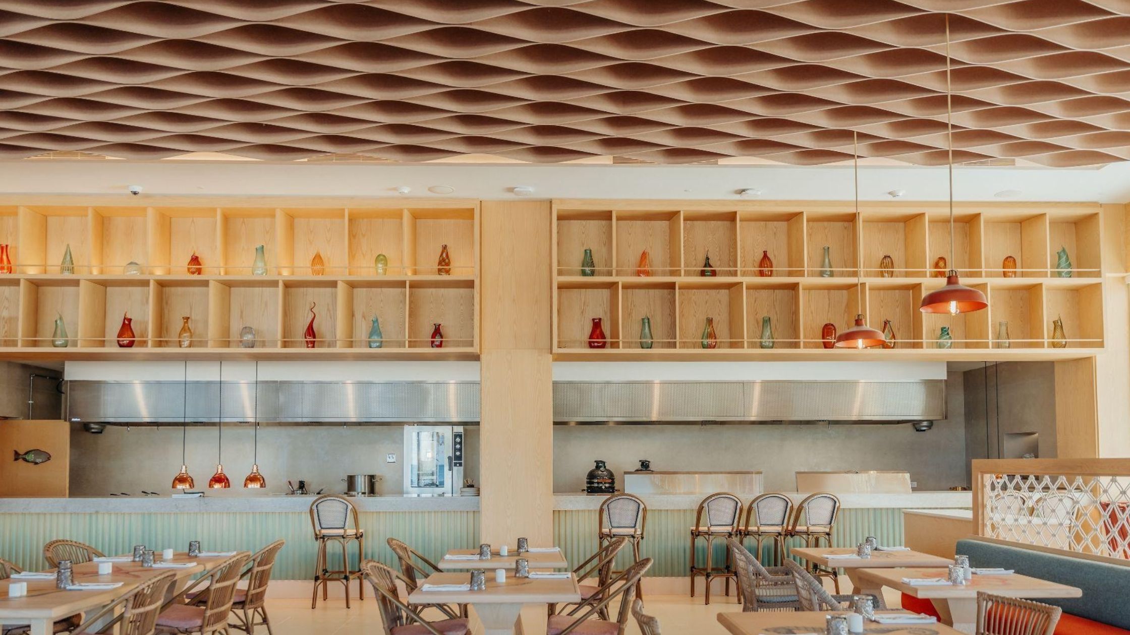Paneles acústicos decorativos de techo en restaurantes y hoteles